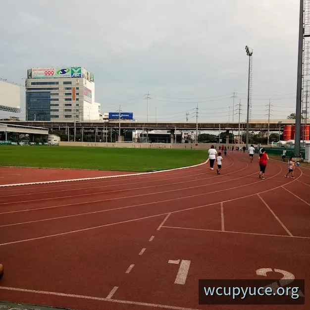 足球场与看台构成的赛事举办地氛围画面